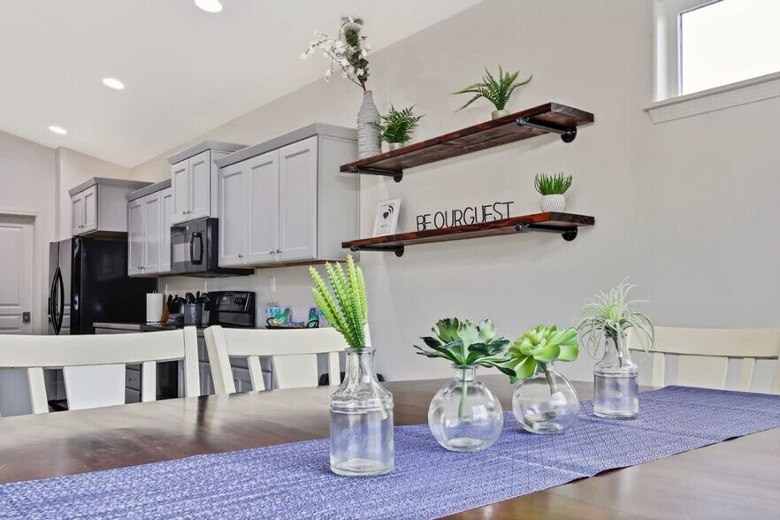 Building Photo - 2213 E Elm Grove Dr