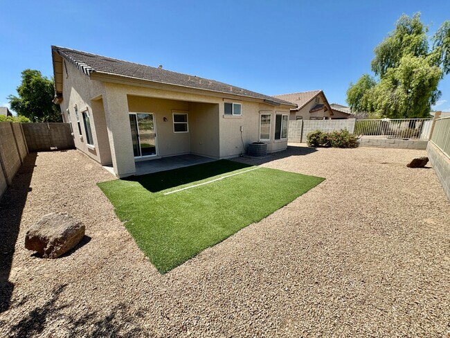 Building Photo - 4 Bedroom/2 Bath Single Level Home In Avondale! Golf Course Lot