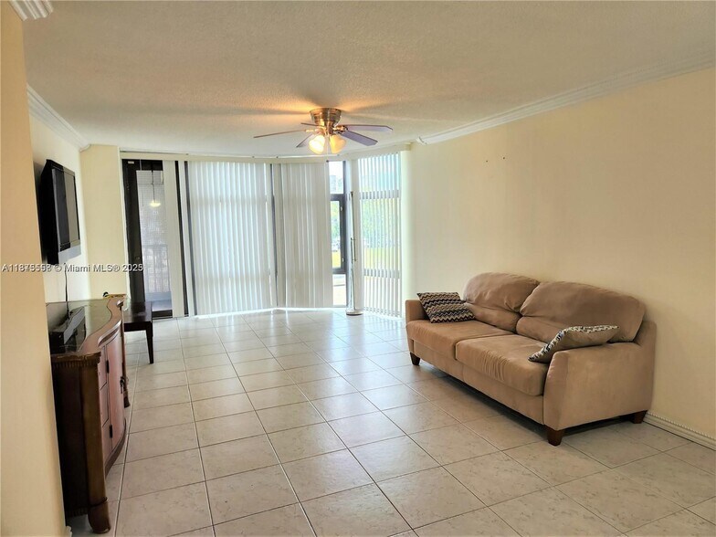Building Photo - 3375 N Country Club Dr