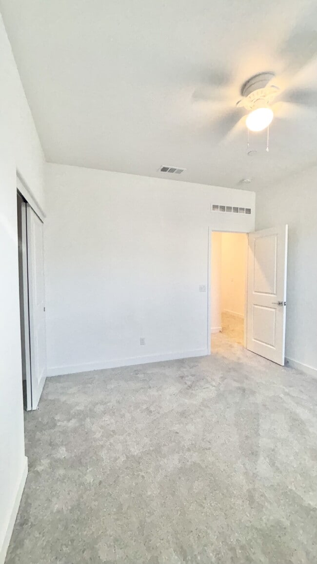 Building Photo - 4 Bedrooms Available University Park