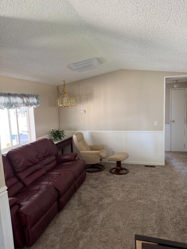 Building Photo - 45 Radiant St