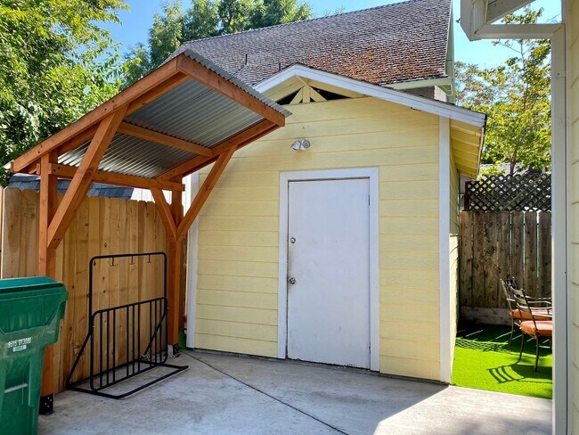 Building Photo - Available May 1st!  Bright Charmer in downtown Chico