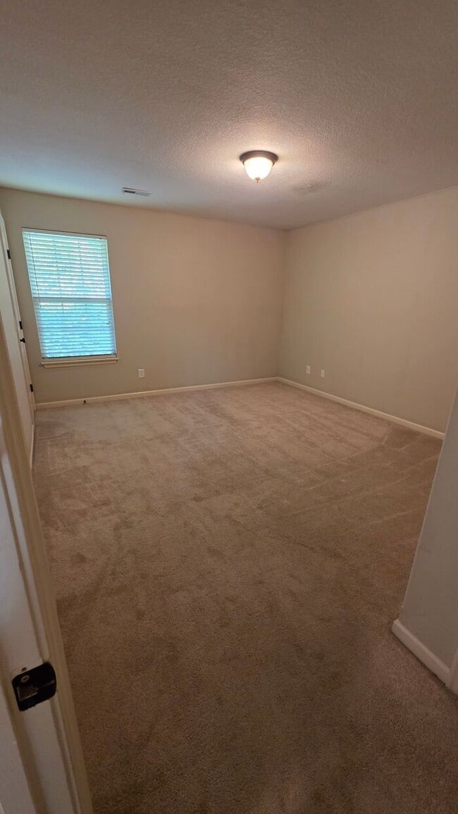 Building Photo - Beautiful 2 Bedroom Townhome in North Kans...