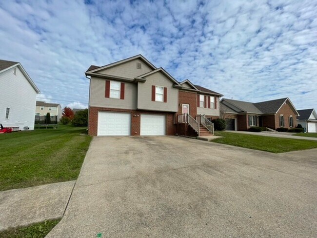 Building Photo - Large Home in Shelbyville For Rent