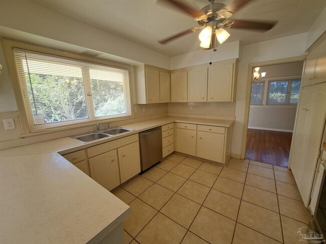 Building Photo - 8598 Meadowbrook Dr