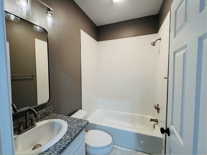 Building Photo - 860 France St