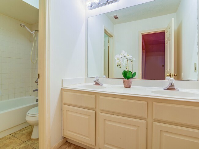 Building Photo - 14406 Fair Knoll Way