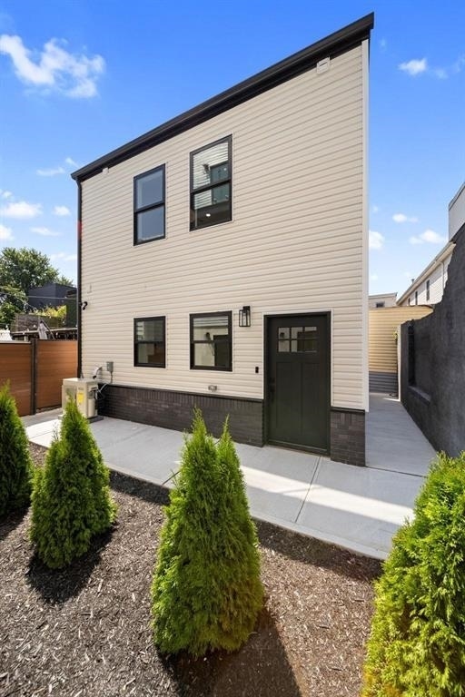 Building Photo - 27 Graham St