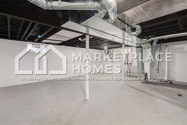 Building Photo - 15033 Hartwell St