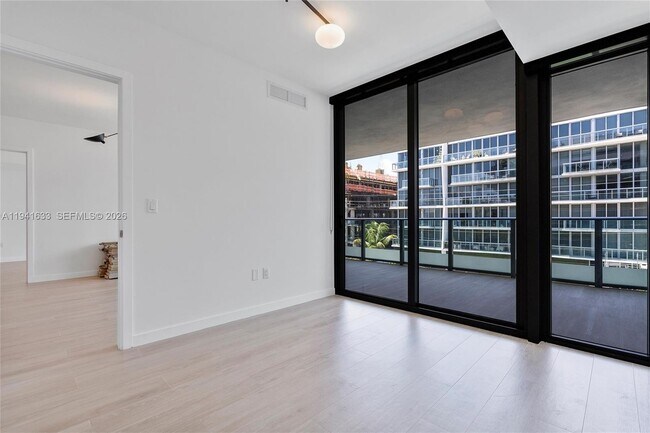 Building Photo - 9901 W Bay Harbor Dr