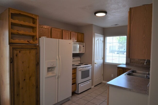 Building Photo - Adorable 3 Bed 2 Bath Townhouse in West Valley!!!