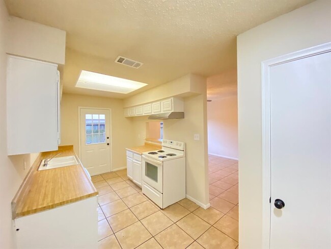 Building Photo - 7700 Creekbend Dr