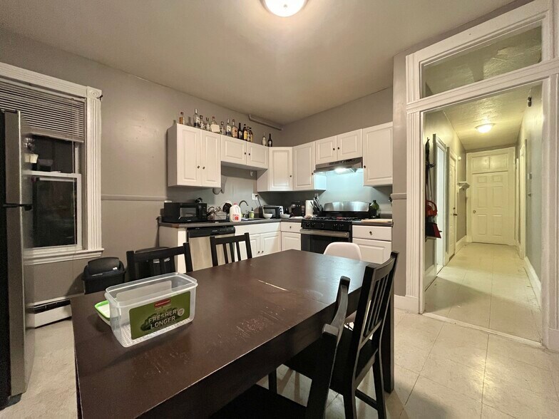 Building Photo - 168 Hillside St