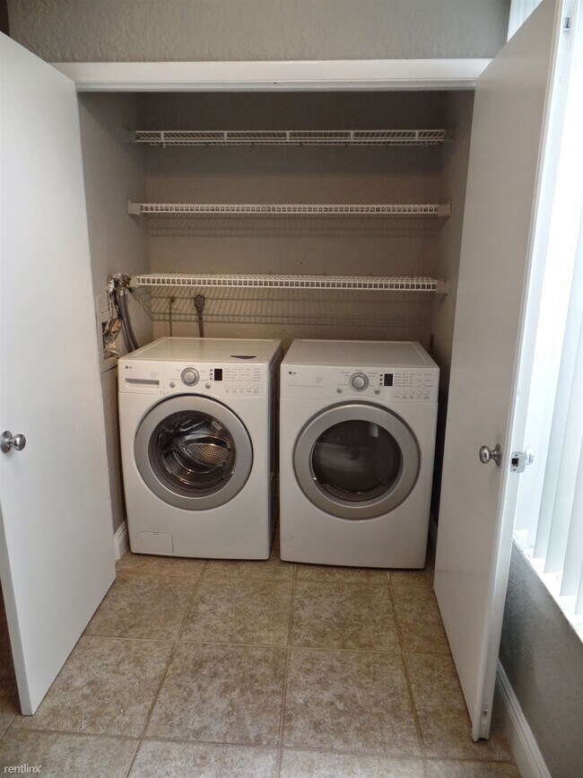 Building Photo - 1 br, 1 bath Condo - Lakeview Club