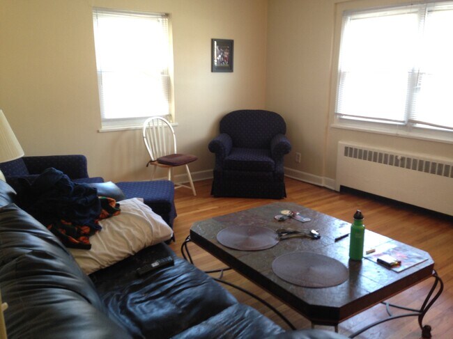 Primary Photo - 877 Farmington Ave