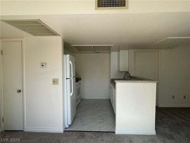 Building Photo - 8070 W Russell Rd