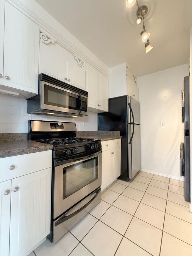 Building Photo - Rare Surfside One Bed Condo with Two Car G...