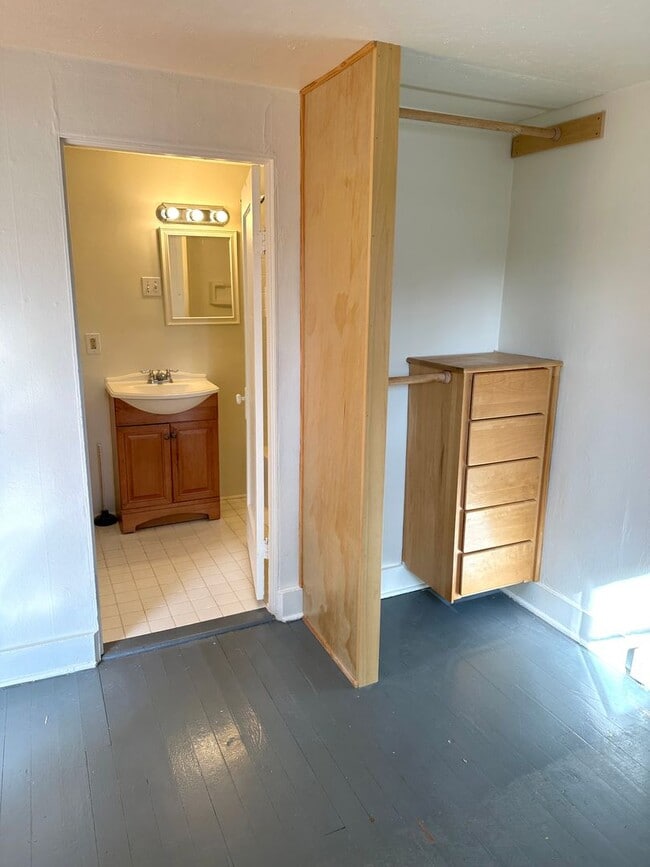 Building Photo - 1-Bedroom Cottage on Bench