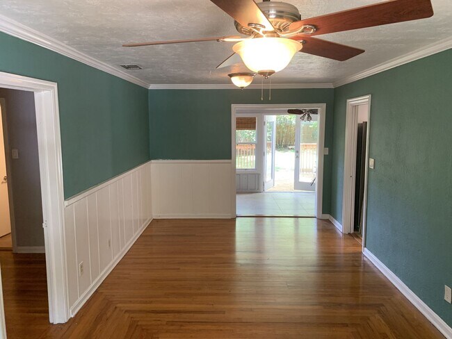 Building Photo - Enchanting Bungalow