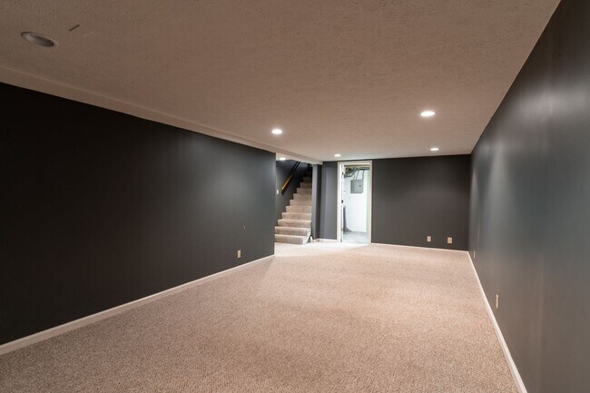 Building Photo - Welcome to this charming 3-bedroom, 2 full...