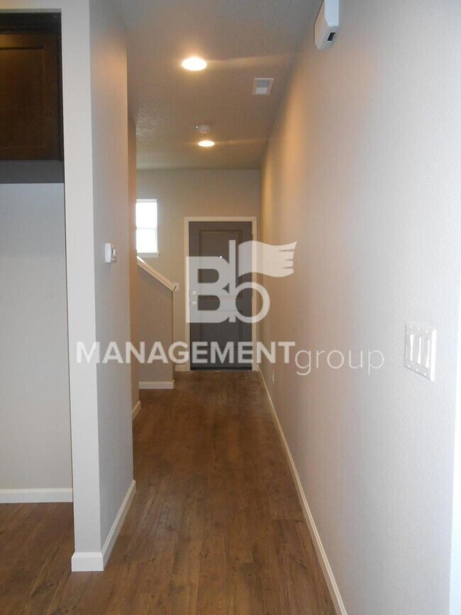 Building Photo - Newer NW Portland/Bethany Home Located In Abby Creek!