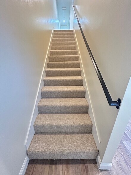 Building Photo - 213 1/2 E 84th Pl