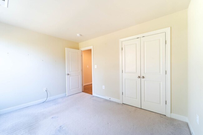 Building Photo - Stunning Centreville Townhome With Excellent Commuter Access