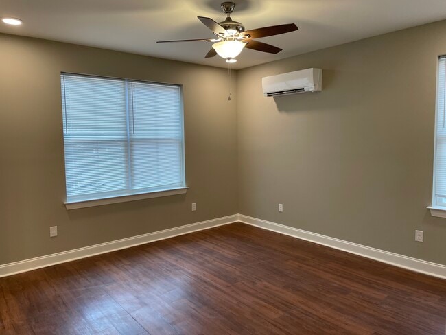 Building Photo - 704 Moore St