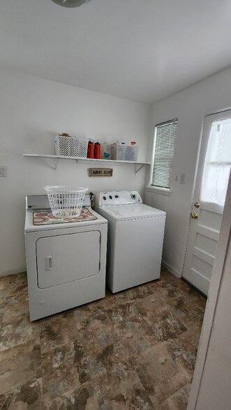 Building Photo - 512 E Hopi St