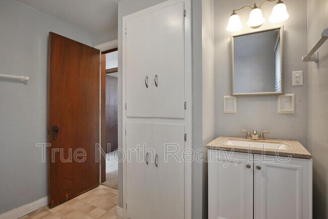 Building Photo - 432 Woodbury Ave