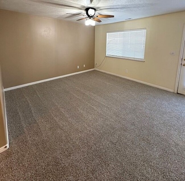 Building Photo - 3 Bedroom Townhome in South Jordan!