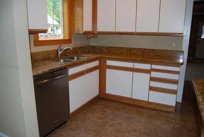 Building Photo - 3 Bedroom 2 Bath Home Newberg OR