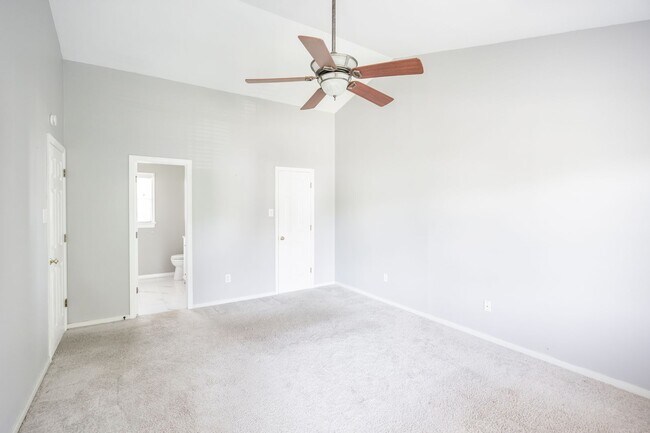 Building Photo - Large 4 Bedroom, 2.5 Bathroom Home in Mech...
