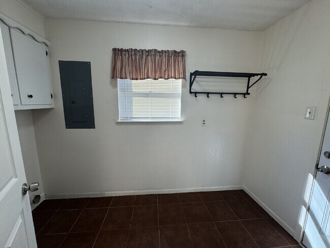 Building Photo - Lovely 3 bedroom 2 bath in desirable neighborhood