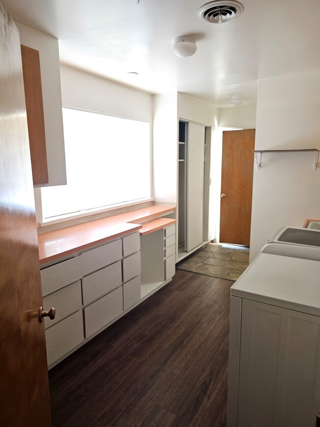 Laundry room - 25153 N Center St