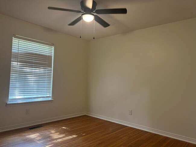 Building Photo - 304 S Claremont Ave