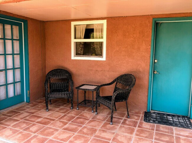 Building Photo - 1424 N Country Club Cir