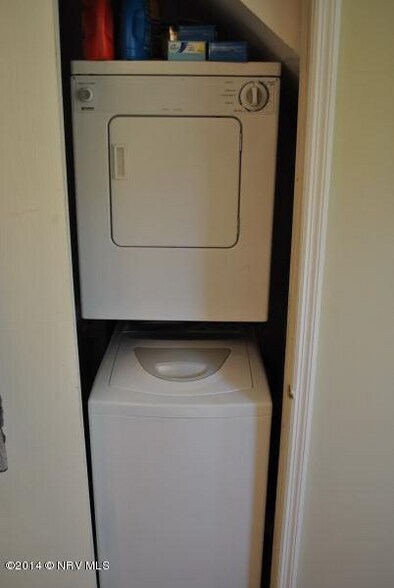 Building Photo - 313 Charles St