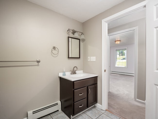 Full Bath - 90A Loxwood St