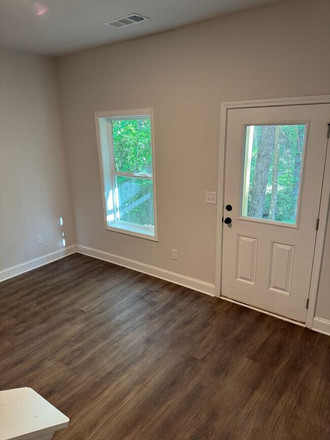 Building Photo - Luxury Lakeview Living Just Minutes from D...