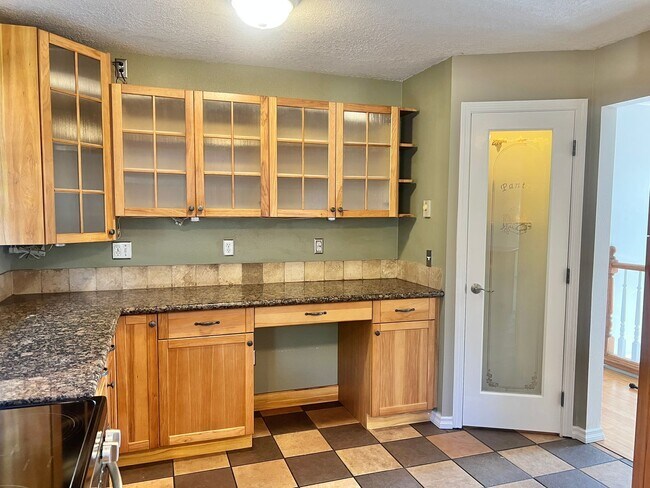 Building Photo - Mini Mansion in Salmon creek in mature nei...