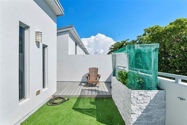 Building Photo - 3270 NE 15th St