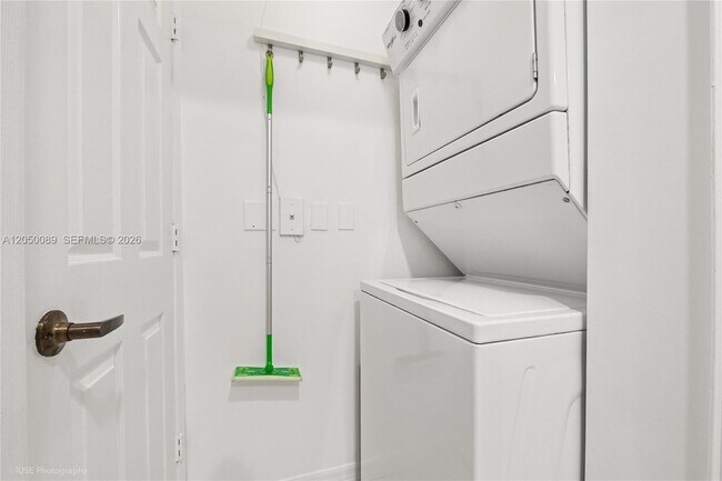 Building Photo - 6700 NW 114th Ave