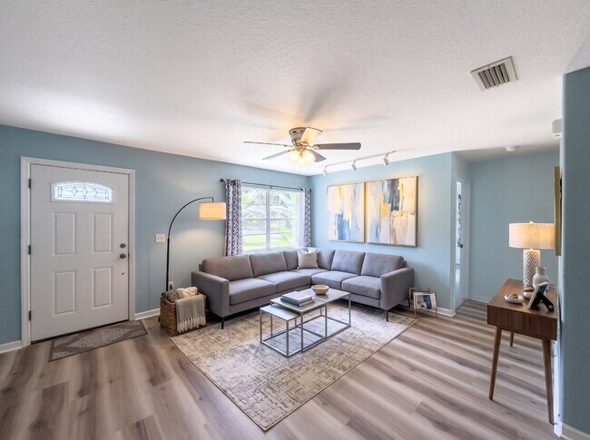 Building Photo - 3 Bed | 2 Bath | 1,200 Sq Ft Single-Family Home  RENT NOW WITH ZERO DEPOSIT on a 12-month lease!