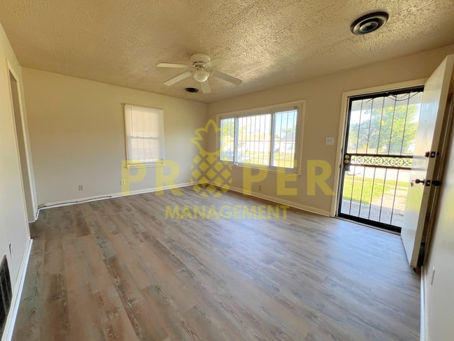Building Photo - 2 bedrooms 1 bathroom house