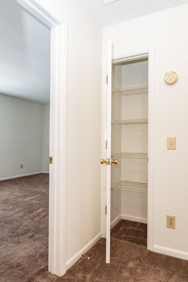 Building Photo - Spacious Two Bedroom Townhome