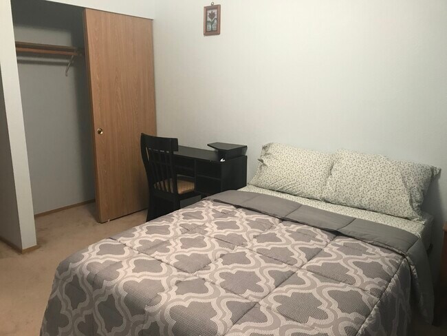 Building Photo - 602 Malibu Dr SE