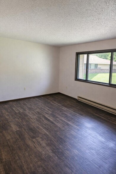 Building Photo - 551 Lakeview Rd