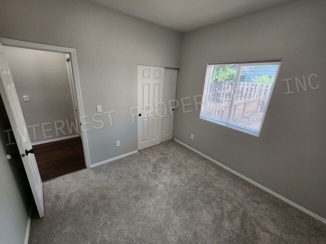 Building Photo - *1/2 OFF 1ST MONTH'S RENT PROMO* Super Cut...