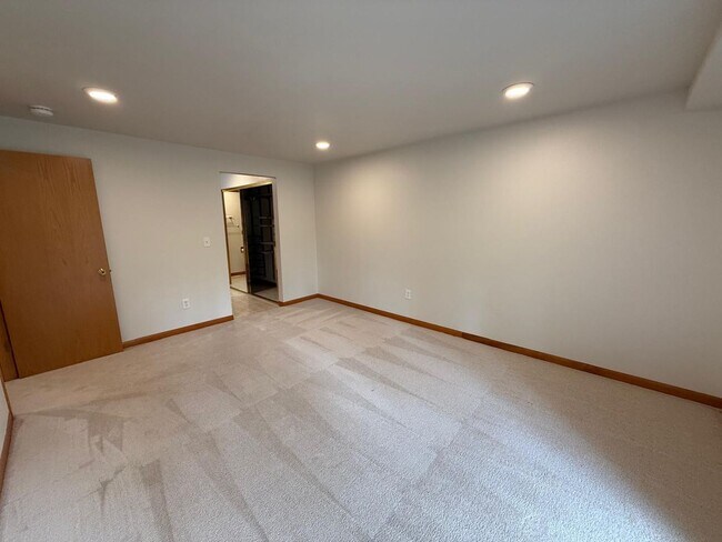 Building Photo - Updated 2BR Condo Near Juanita Village & Beach – Pool, Gym, Parking Included